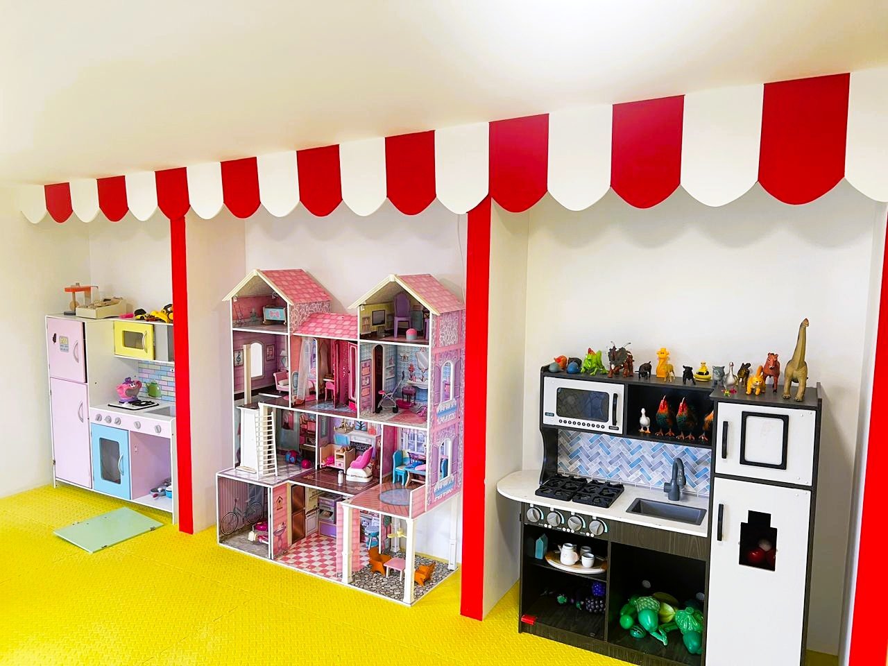 Toddler pretend play kitchen and dollhouse area at Gogo Village indoor playground in Dubai, designed for imaginative role play and creative learning.